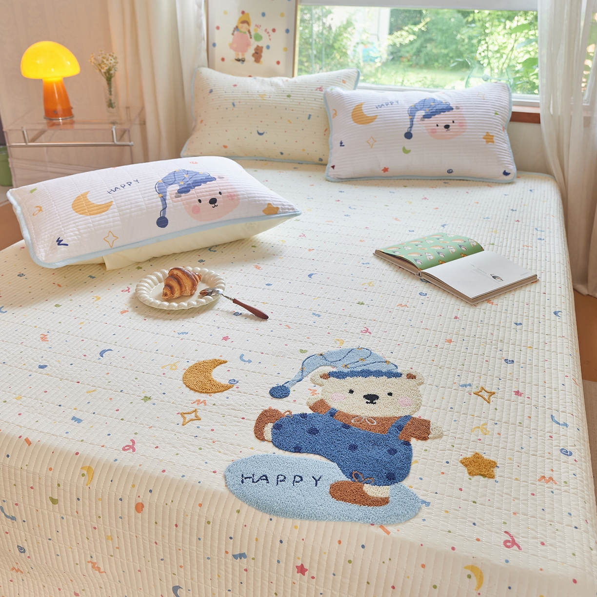 91家纺网 家纺一手货源 找家纺 鑫喜莱家纺 2025新款云朵棉毛巾绣床盖三件套 月亮熊