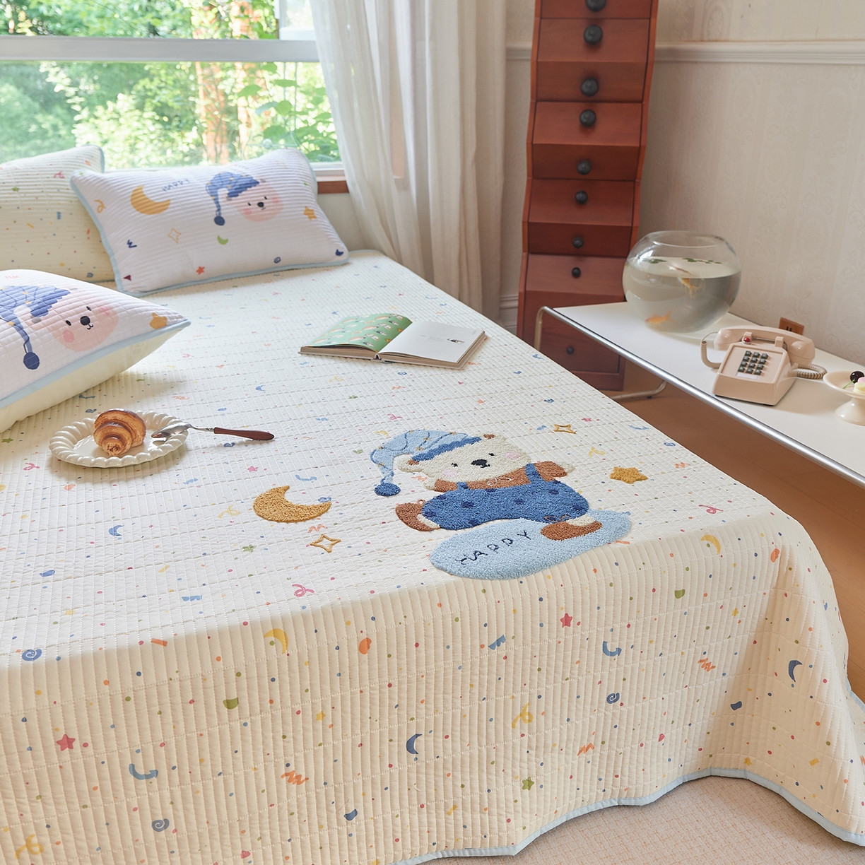 91家纺网 家纺一手货源 找家纺 鑫喜莱家纺 2025新款云朵棉毛巾绣床盖三件套 月亮熊