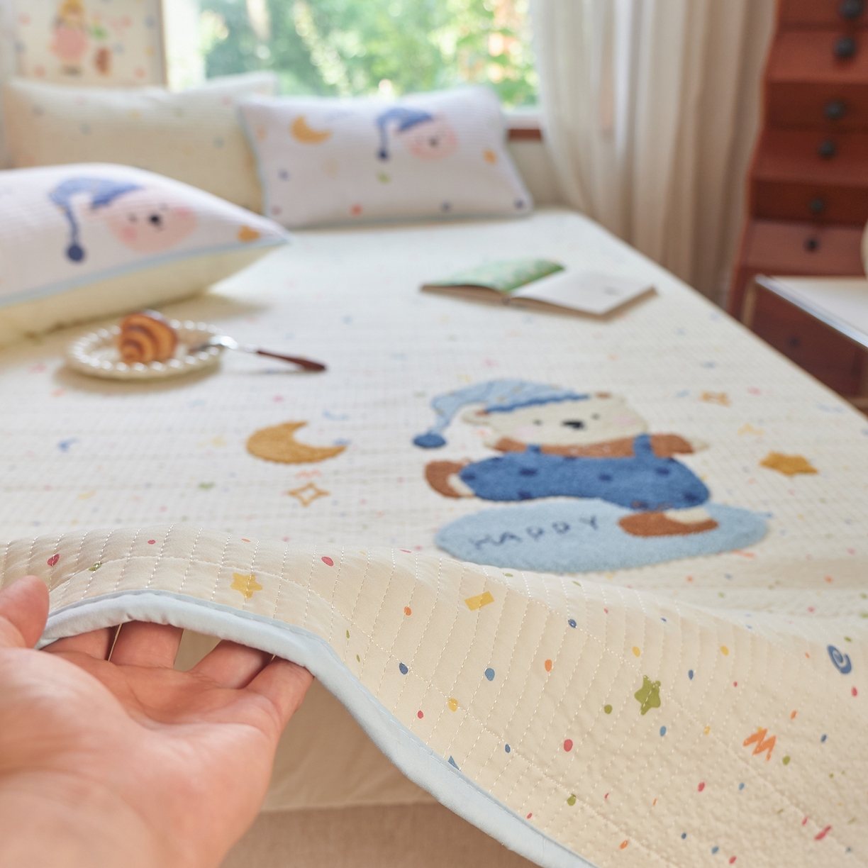 91家纺网 家纺一手货源 找家纺 鑫喜莱家纺 2025新款云朵棉毛巾绣床盖三件套 月亮熊