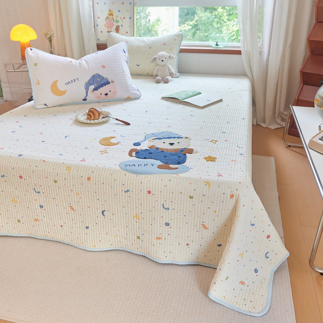 91家纺网 家纺一手货源 找家纺 鑫喜莱家纺 2025新款云朵棉毛巾绣床盖三件套 月亮熊