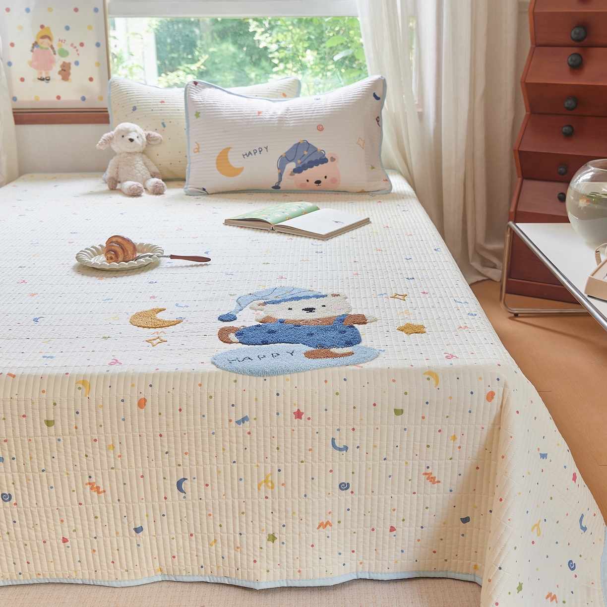 91家纺网 家纺一手货源 找家纺 鑫喜莱家纺 2025新款云朵棉毛巾绣床盖三件套 月亮熊