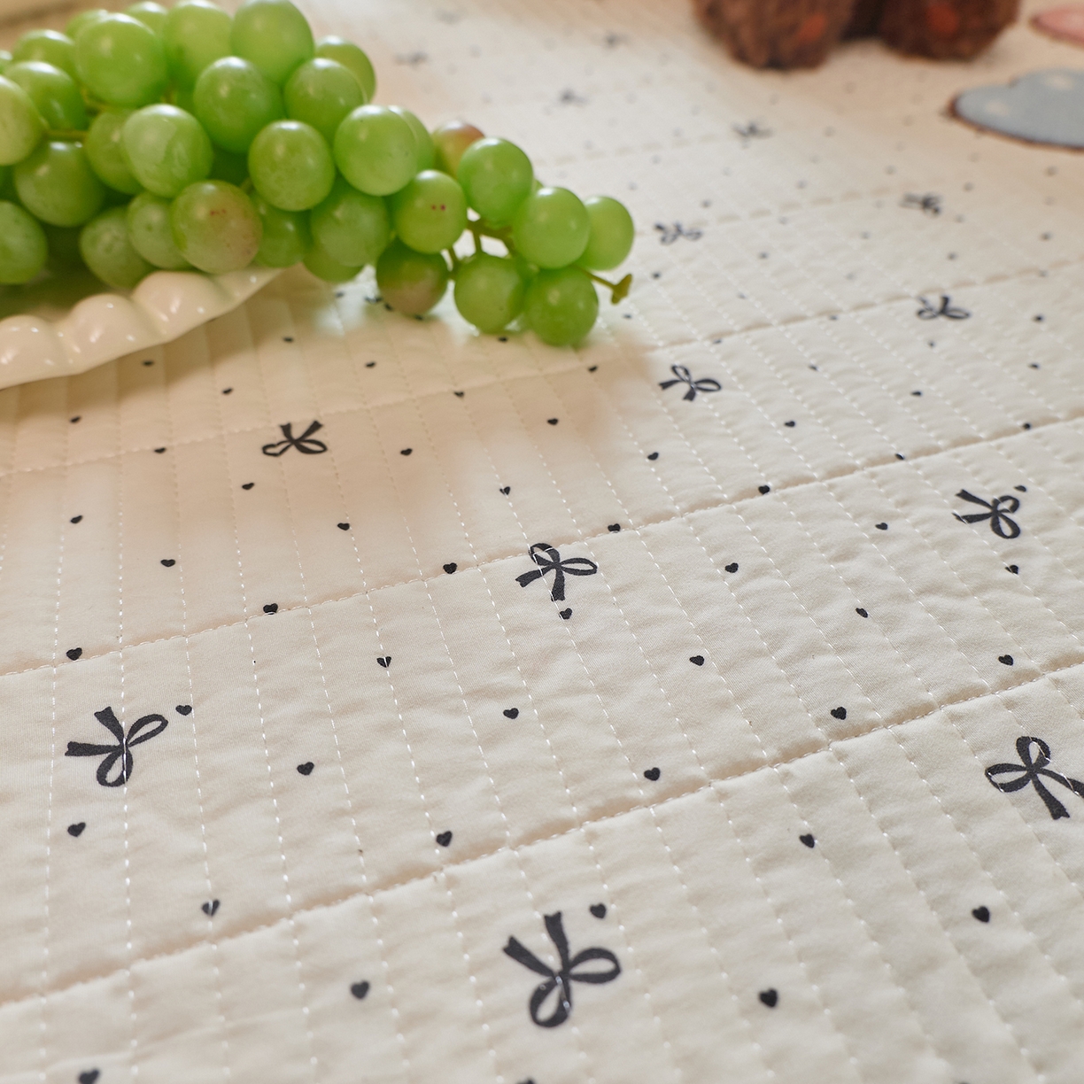 91家纺网 家纺一手货源 找家纺 鑫喜莱家纺 2025新款云朵棉毛巾绣床盖三件套 云朵猫