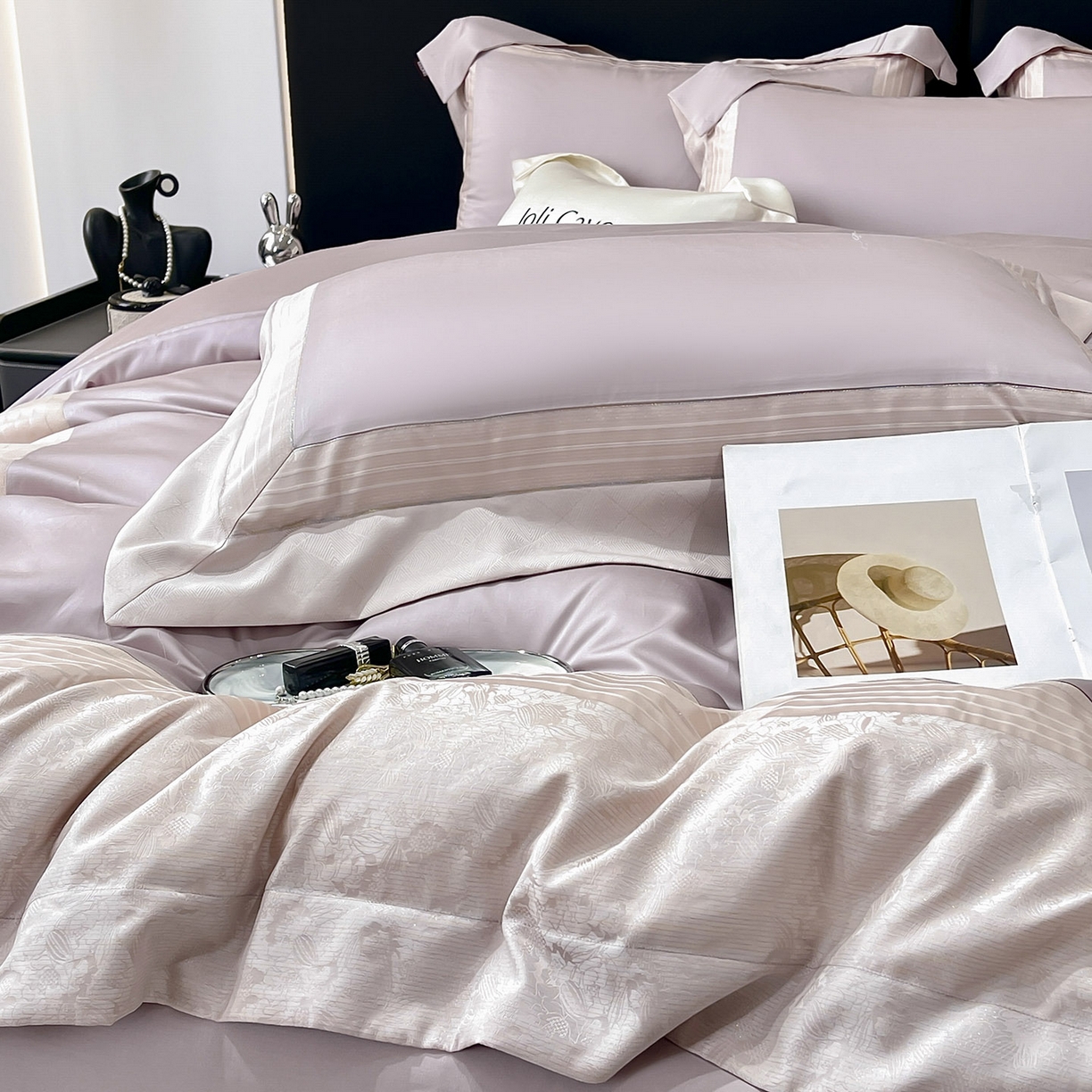 91家纺网 家纺一手货源 找家纺 2025新款秋冬A类贡缎提花长绒棉四件套全棉纯棉轻奢风重工拼接被套纯色床单床笠高端床上用品-莫黛 莫黛-花容紫