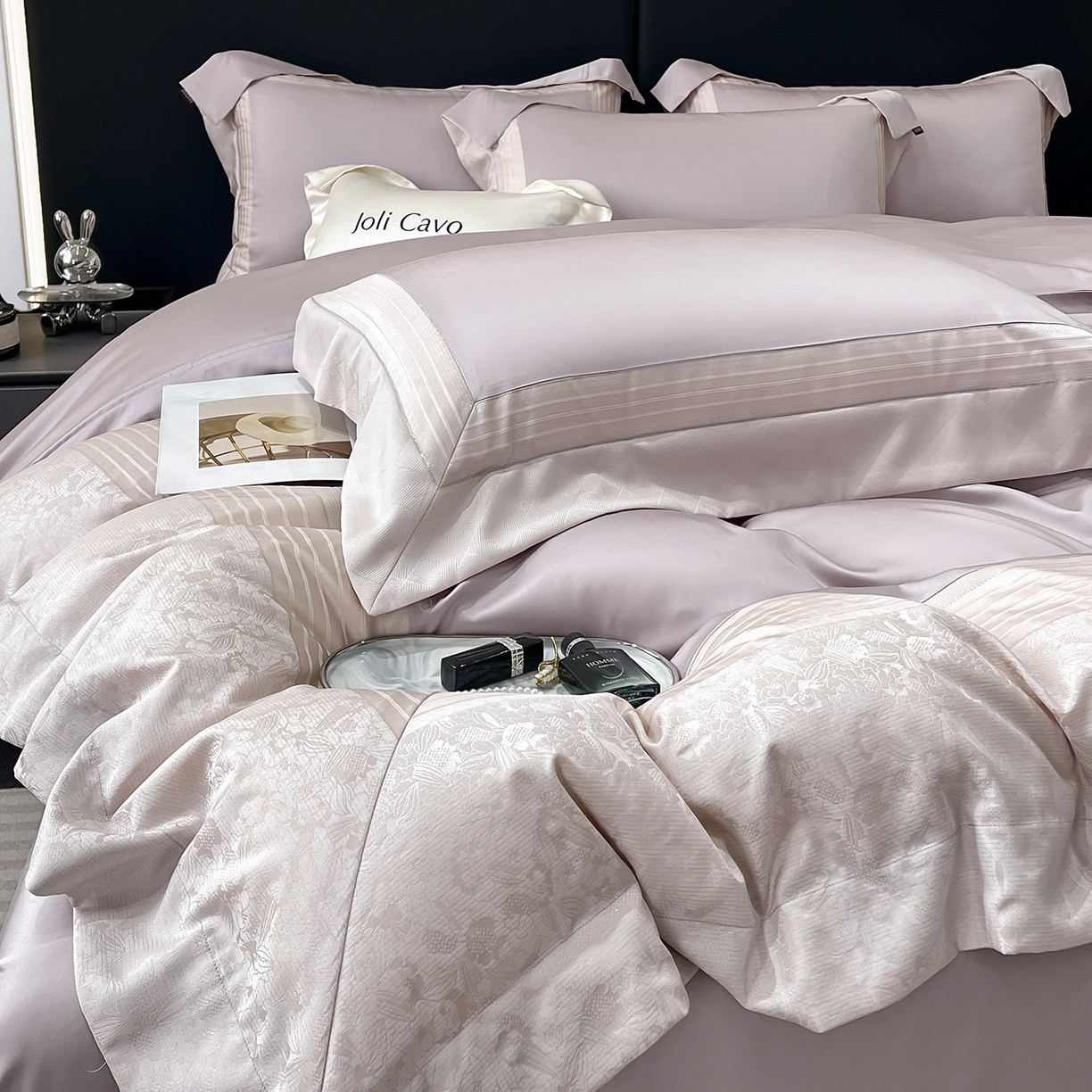 91家纺网 家纺一手货源 找家纺 2025新款秋冬A类贡缎提花长绒棉四件套全棉纯棉轻奢风重工拼接被套纯色床单床笠高端床上用品-莫黛 莫黛-花容紫