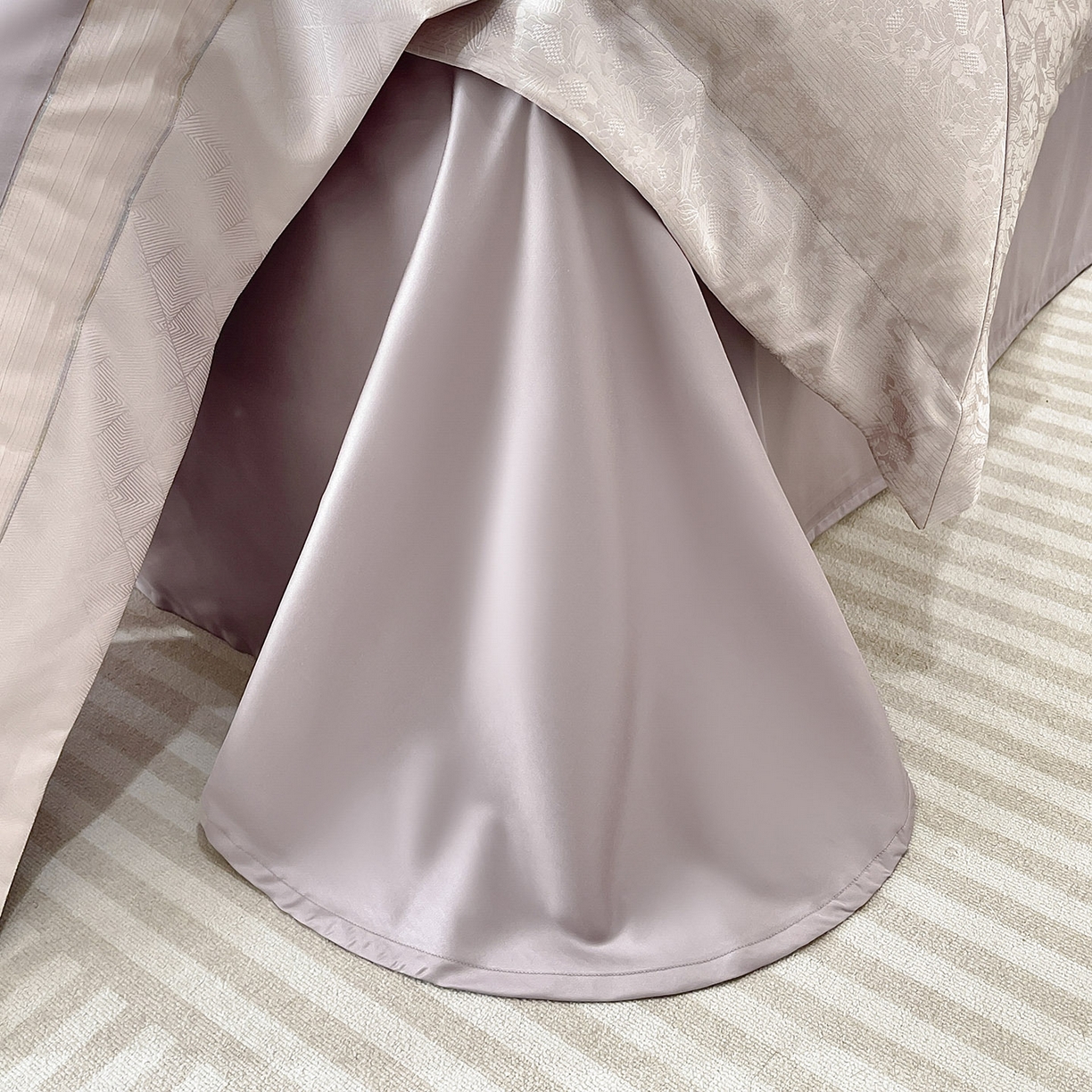 91家纺网 家纺一手货源 找家纺 2025新款秋冬A类贡缎提花长绒棉四件套全棉纯棉轻奢风重工拼接被套纯色床单床笠高端床上用品-莫黛 莫黛-花容紫