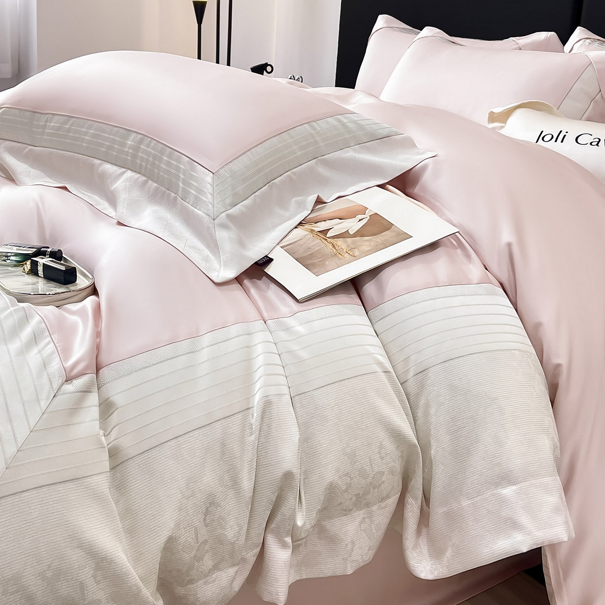 91家纺网 家纺一手货源 找家纺 2025新款秋冬A类贡缎提花长绒棉四件套全棉纯棉轻奢风重工拼接被套纯色床单床笠高端床上用品-莫黛 莫黛-觅静粉