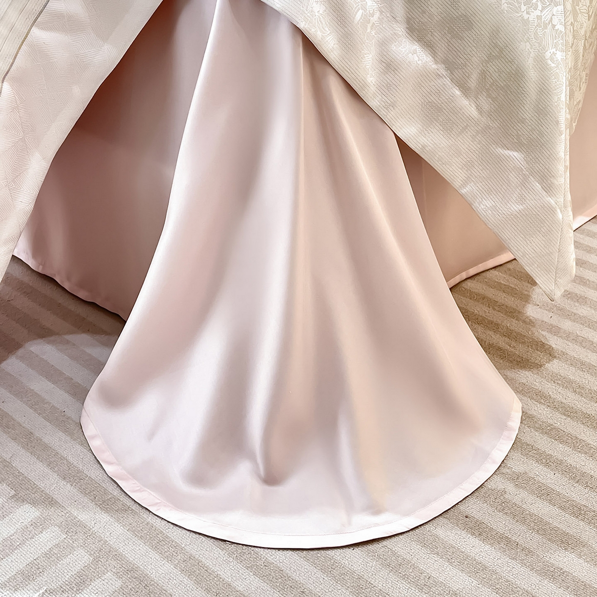 91家纺网 家纺一手货源 找家纺 2025新款秋冬A类贡缎提花长绒棉四件套全棉纯棉轻奢风重工拼接被套纯色床单床笠高端床上用品-莫黛 莫黛-觅静粉