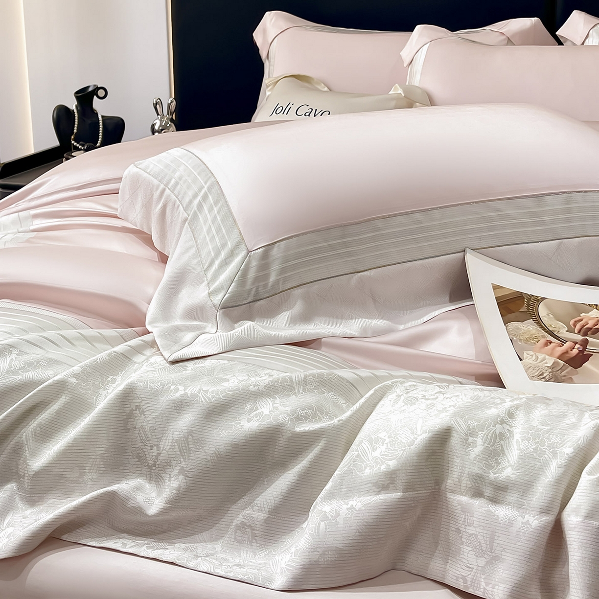 91家纺网 家纺一手货源 找家纺 2025新款秋冬A类贡缎提花长绒棉四件套全棉纯棉轻奢风重工拼接被套纯色床单床笠高端床上用品-莫黛 莫黛-觅静粉