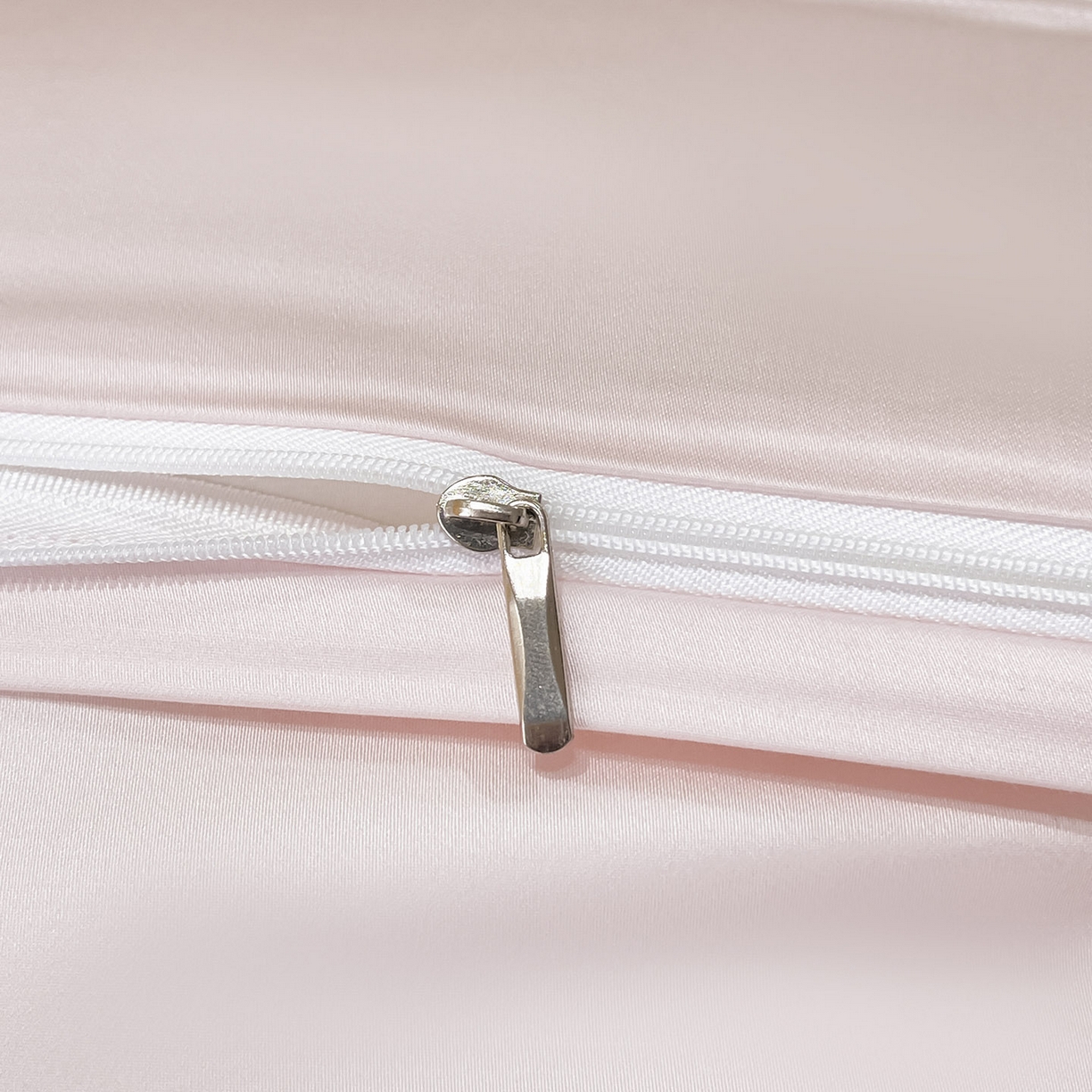 91家纺网 家纺一手货源 找家纺 2025新款秋冬A类贡缎提花长绒棉四件套全棉纯棉轻奢风重工拼接被套纯色床单床笠高端床上用品-莫黛 莫黛-觅静粉