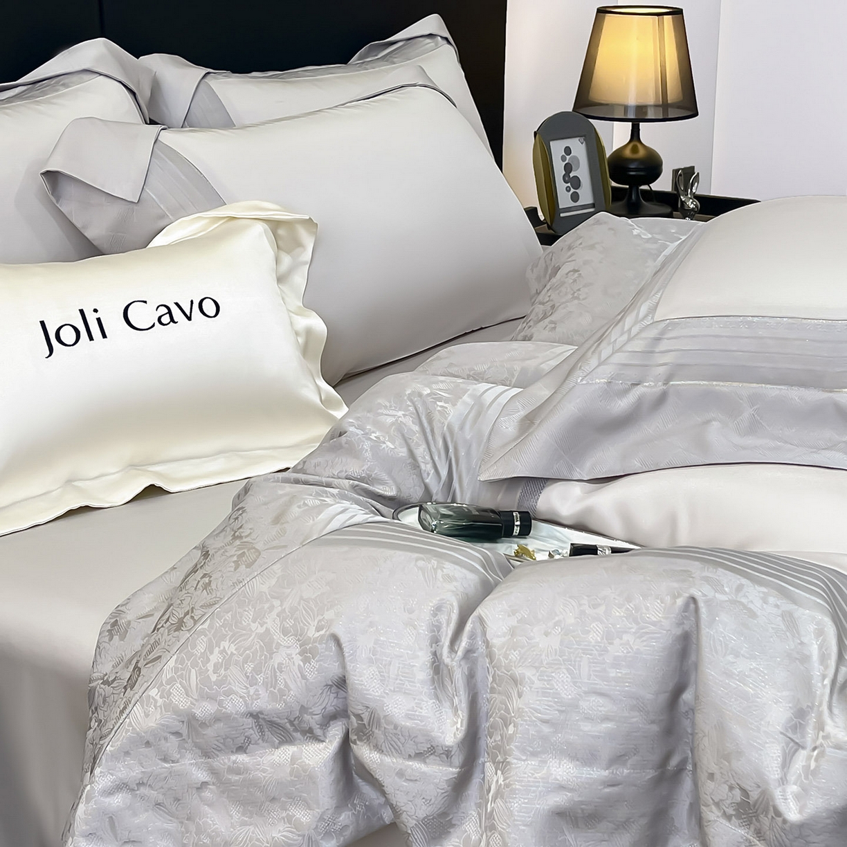 91家纺网 家纺一手货源 找家纺 2025新款秋冬A类贡缎提花长绒棉四件套全棉纯棉轻奢风重工拼接被套纯色床单床笠高端床上用品-莫黛 莫黛-月桂灰