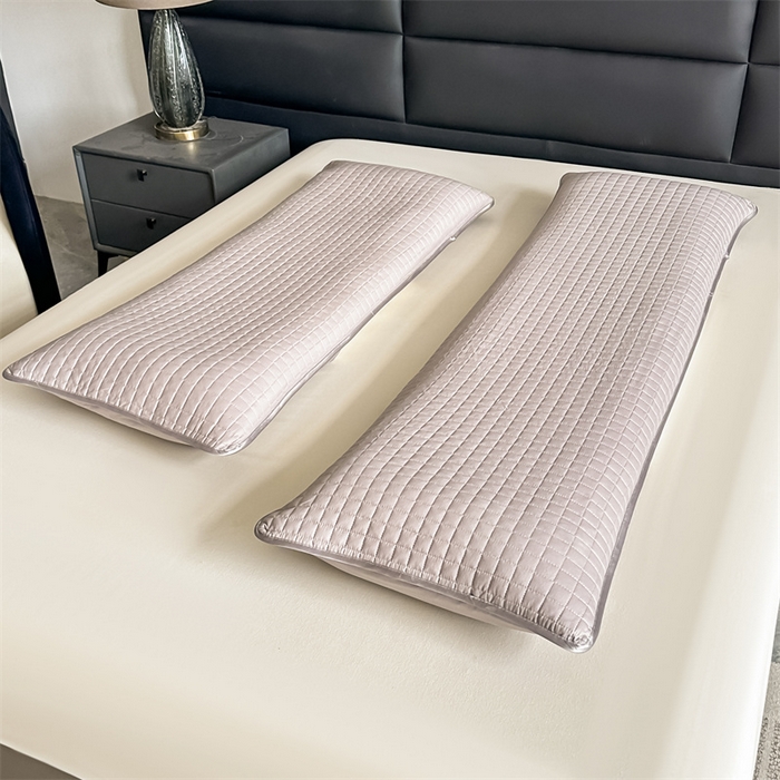 91家纺网 家纺一手货源 找家纺 梵希良品家纺 2025新款双人纯棉枕芯保护套酒店绗缝三层夹棉防水枕头隔离层长枕套 灰咖色