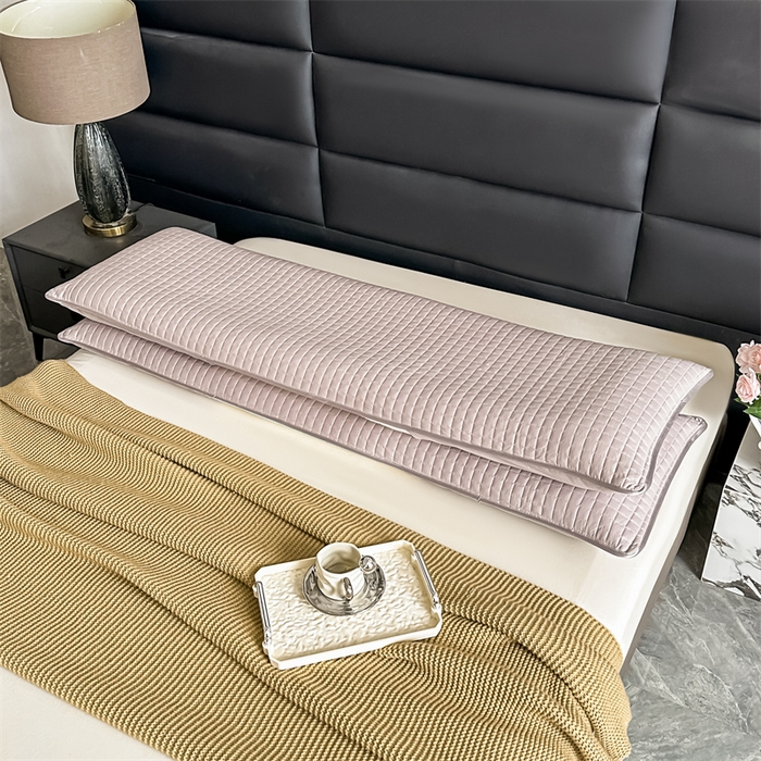 91家纺网 家纺一手货源 找家纺 梵希良品家纺 2025新款双人纯棉枕芯保护套酒店绗缝三层夹棉防水枕头隔离层长枕套 灰咖色