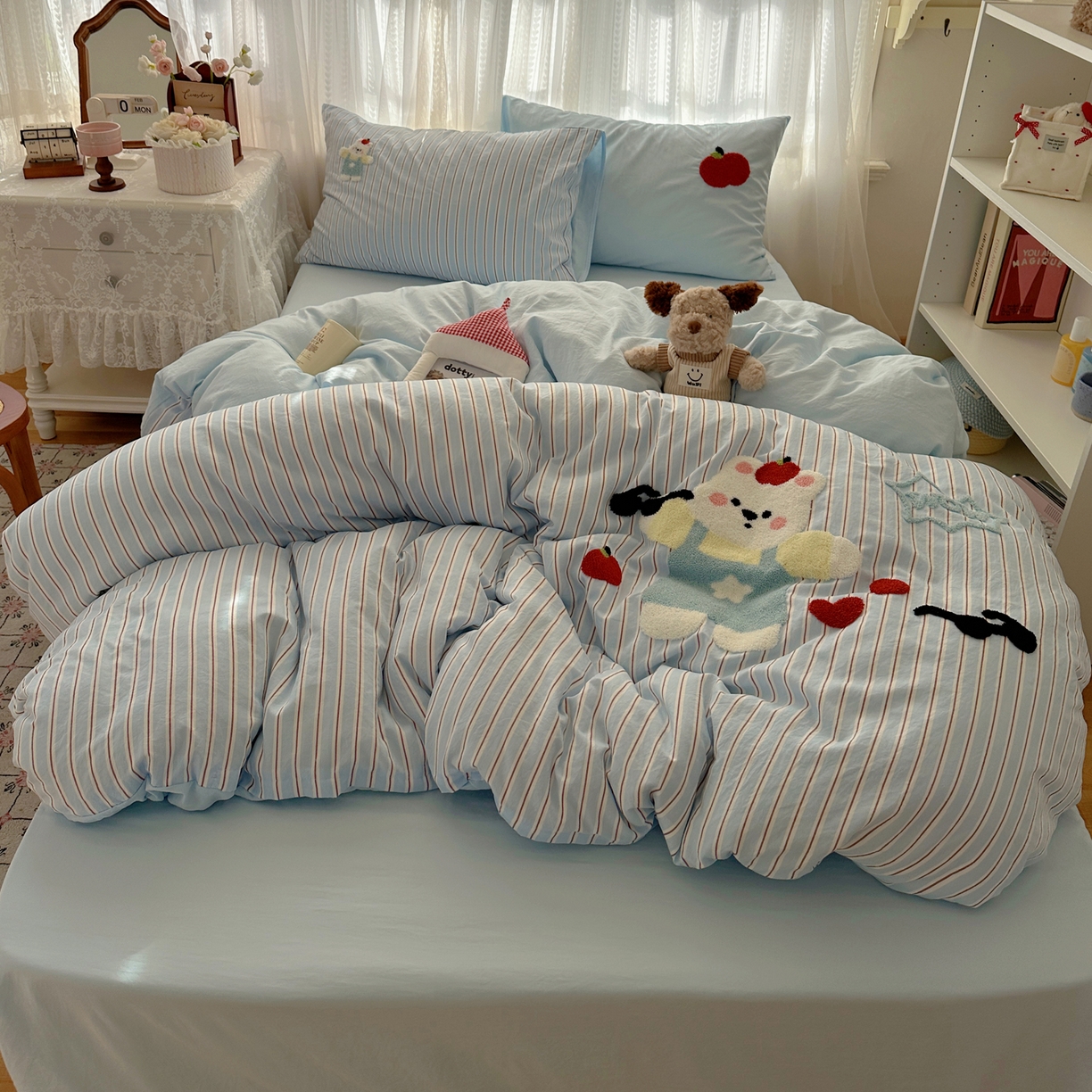 91家纺网 家纺一手货源 找家纺 顾里家纺 2025新款ins可爱毛巾绣云朵棉套件四件套 耍酷白熊