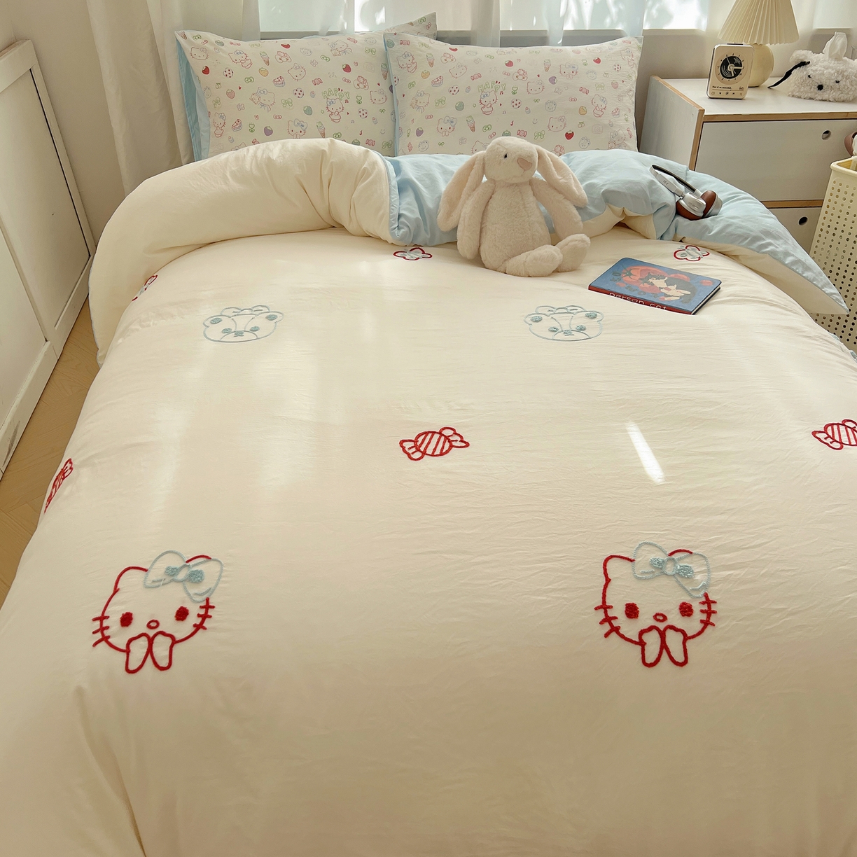 91家纺网 家纺一手货源 找家纺 顾里家纺 2025新款ins可爱毛巾绣云朵棉套件四件套 草莓猫咪