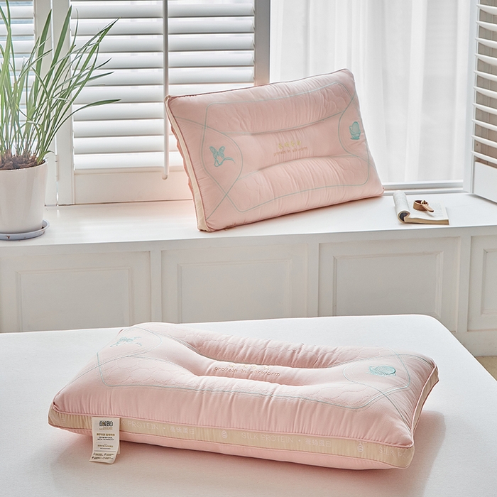 91家纺网 家纺一手货源 找家纺 梵希良品家纺 2025新款蚕蛹蛋白护颈枕枕头枕芯护颈椎助睡眠成人家用 蚕蛹蛋白枕-粉色