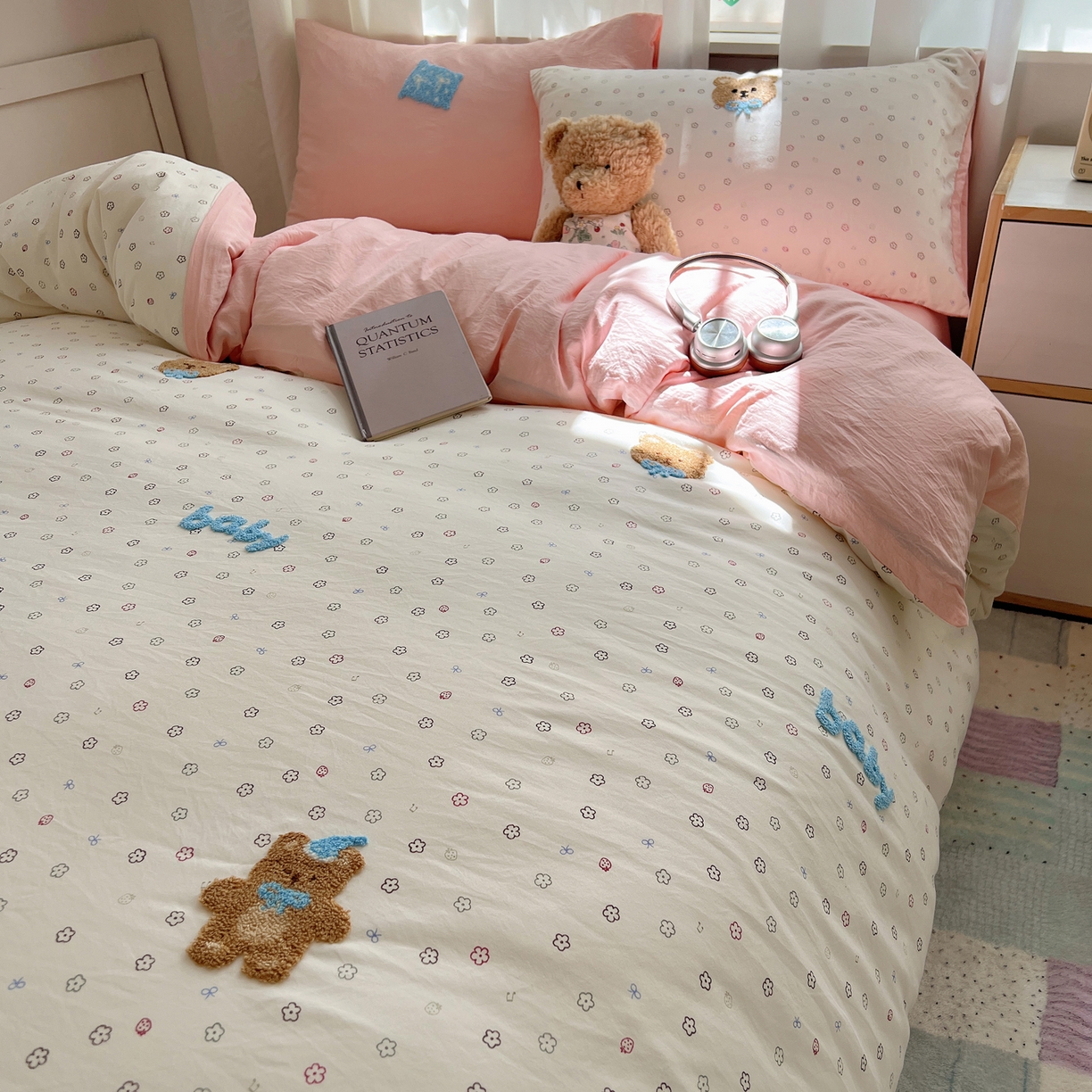 91家纺网 家纺一手货源 找家纺 顾里家纺 2025新款ins可爱毛巾绣云朵棉套件四件套 宝贝熊（粉）