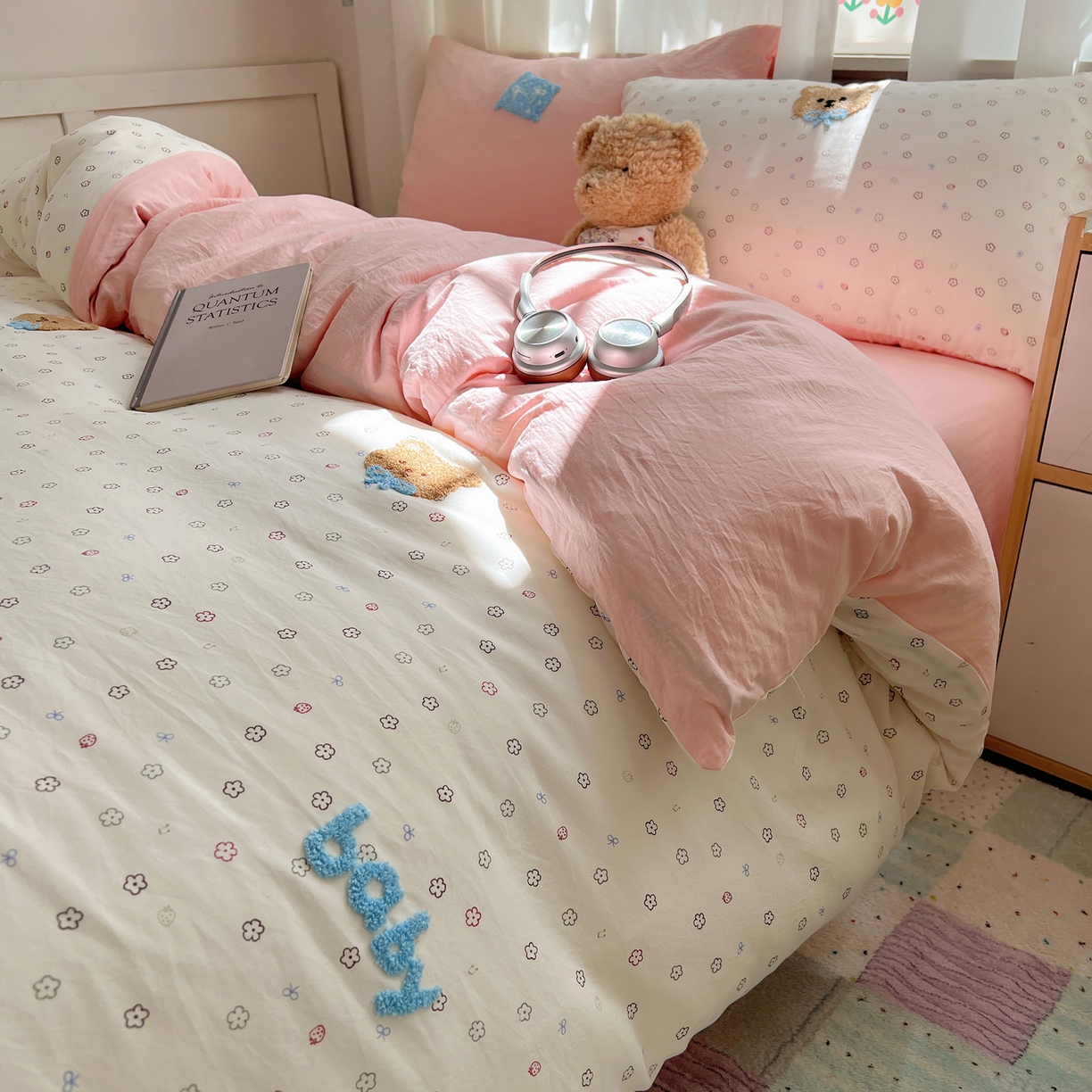 91家纺网 家纺一手货源 找家纺 顾里家纺 2025新款ins可爱毛巾绣云朵棉套件四件套 宝贝熊（粉）