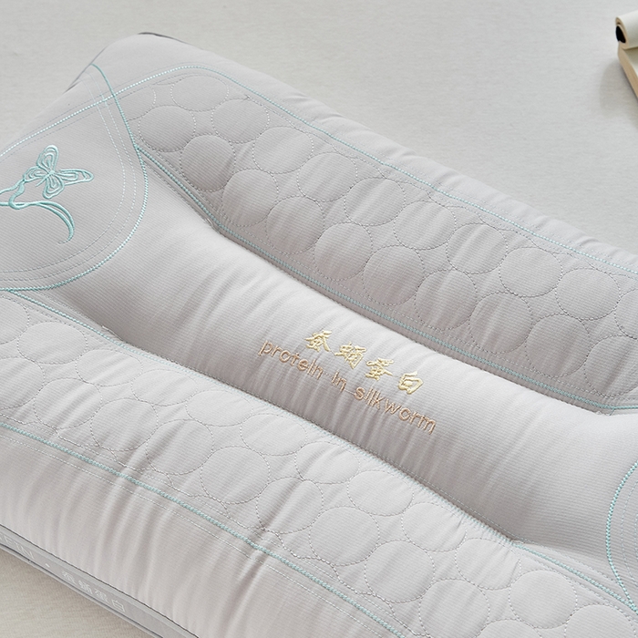 91家纺网 家纺一手货源 找家纺 梵希良品家纺 2025新款蚕蛹蛋白护颈枕枕头枕芯护颈椎助睡眠成人家用 蚕蛹蛋白枕-灰色