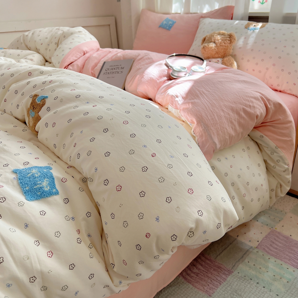 91家纺网 家纺一手货源 找家纺 顾里家纺 2025新款ins可爱毛巾绣云朵棉套件四件套 宝贝熊（粉）