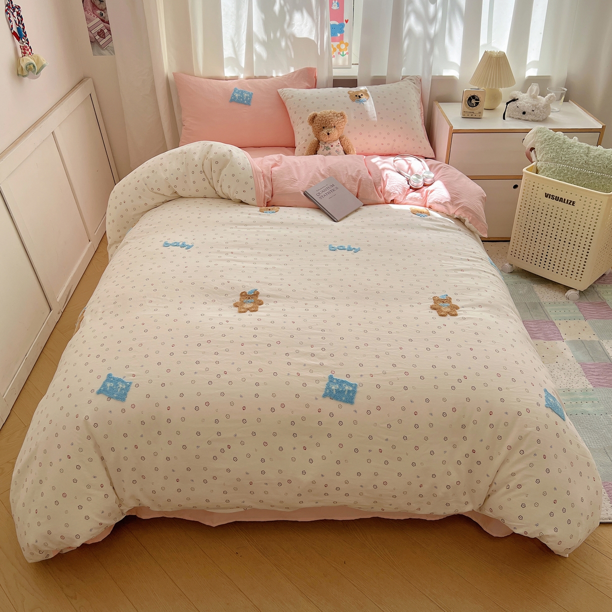 91家纺网 家纺一手货源 找家纺 顾里家纺 2025新款ins可爱毛巾绣云朵棉套件四件套 宝贝熊（粉）