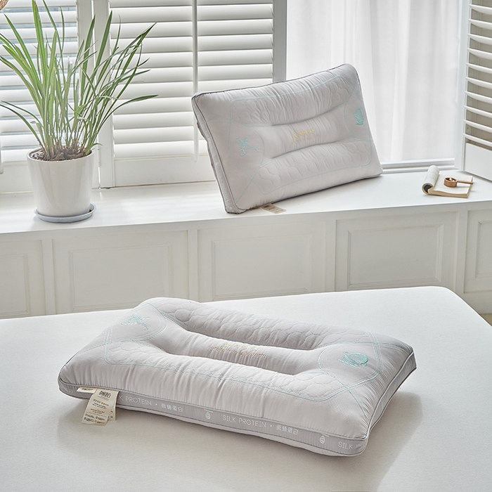 91家纺网 家纺一手货源 找家纺 梵希良品家纺 2025新款蚕蛹蛋白护颈枕枕头枕芯护颈椎助睡眠成人家用 蚕蛹蛋白枕-灰色