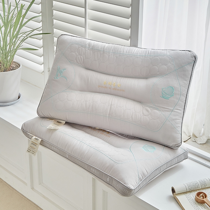 91家纺网 家纺一手货源 找家纺 梵希良品家纺 2025新款蚕蛹蛋白护颈枕枕头枕芯护颈椎助睡眠成人家用 蚕蛹蛋白枕-灰色