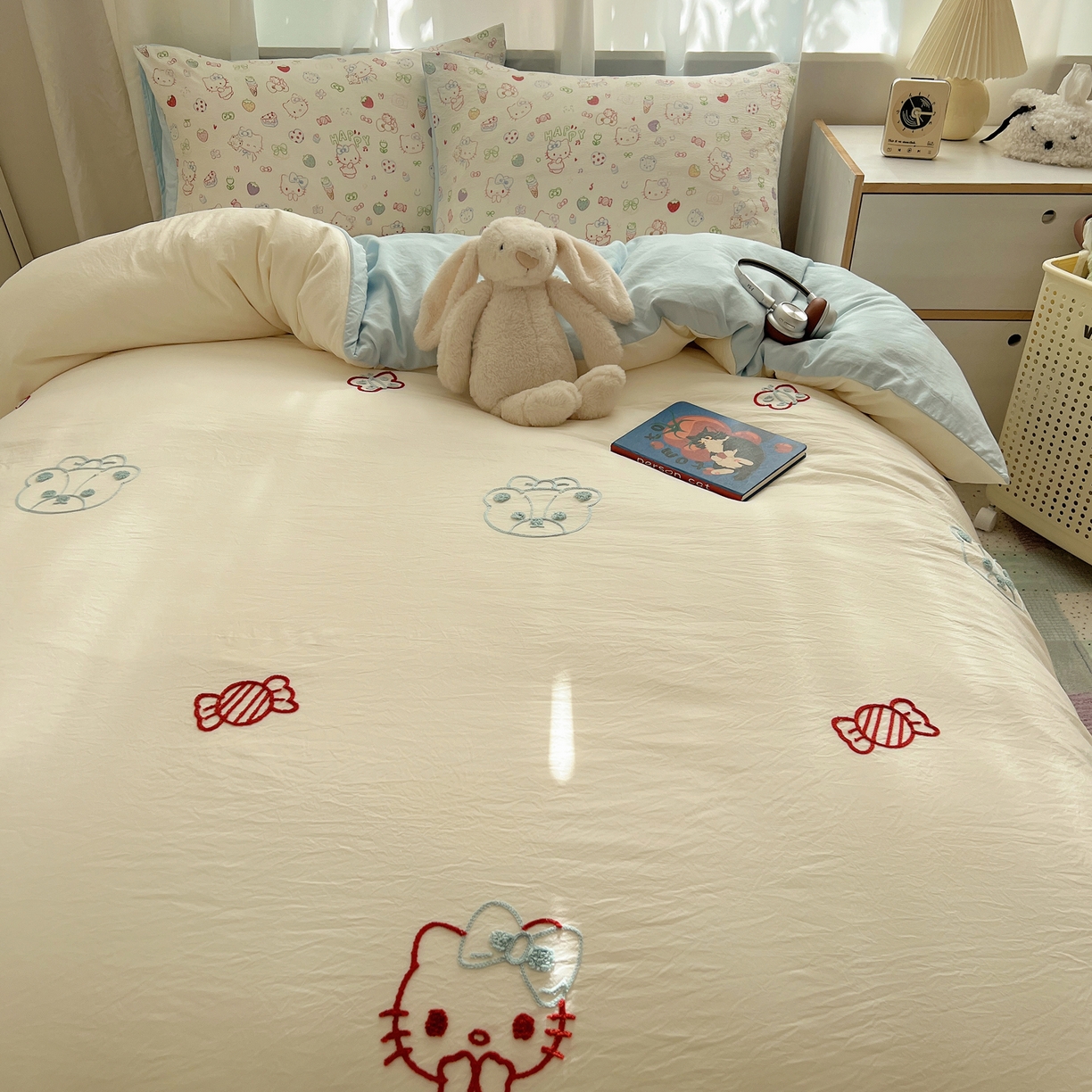 91家纺网 家纺一手货源 找家纺 顾里家纺 2025新款ins可爱毛巾绣云朵棉套件四件套 草莓猫咪