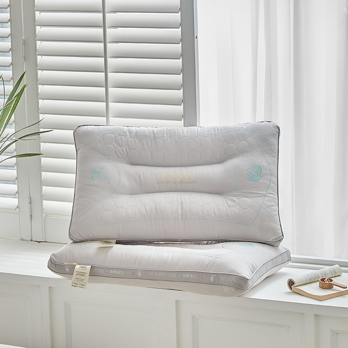 91家纺网 家纺一手货源 找家纺 梵希良品家纺 2025新款蚕蛹蛋白护颈枕枕头枕芯护颈椎助睡眠成人家用 蚕蛹蛋白枕-灰色
