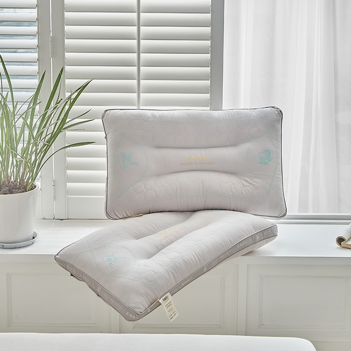 91家纺网 家纺一手货源 找家纺 梵希良品家纺 2025新款蚕蛹蛋白护颈枕枕头枕芯护颈椎助睡眠成人家用 蚕蛹蛋白枕-灰色