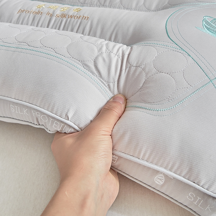 91家纺网 家纺一手货源 找家纺 梵希良品家纺 2025新款蚕蛹蛋白护颈枕枕头枕芯护颈椎助睡眠成人家用 蚕蛹蛋白枕-灰色
