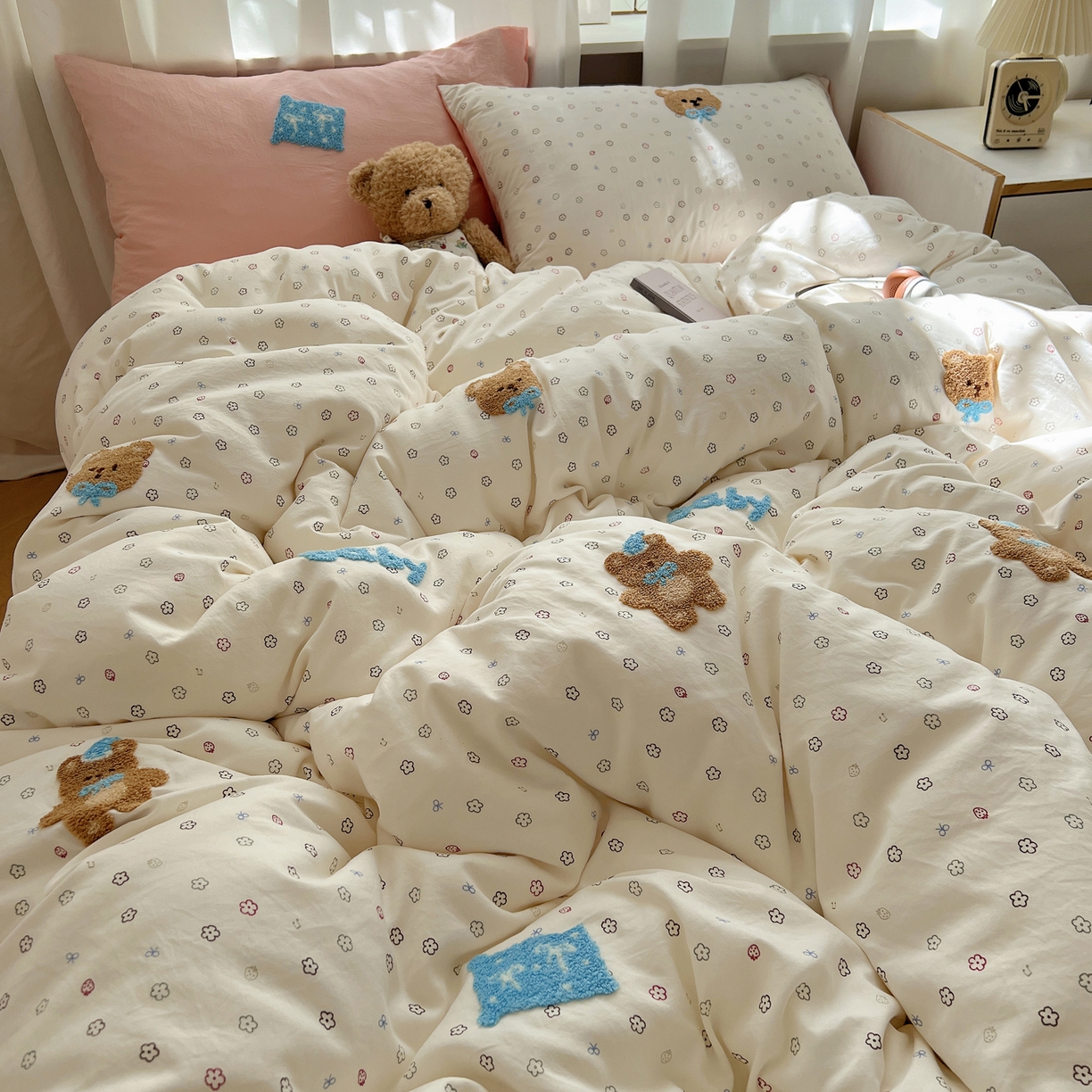 91家纺网 家纺一手货源 找家纺 顾里家纺 2025新款ins可爱毛巾绣云朵棉套件四件套 宝贝熊（粉）