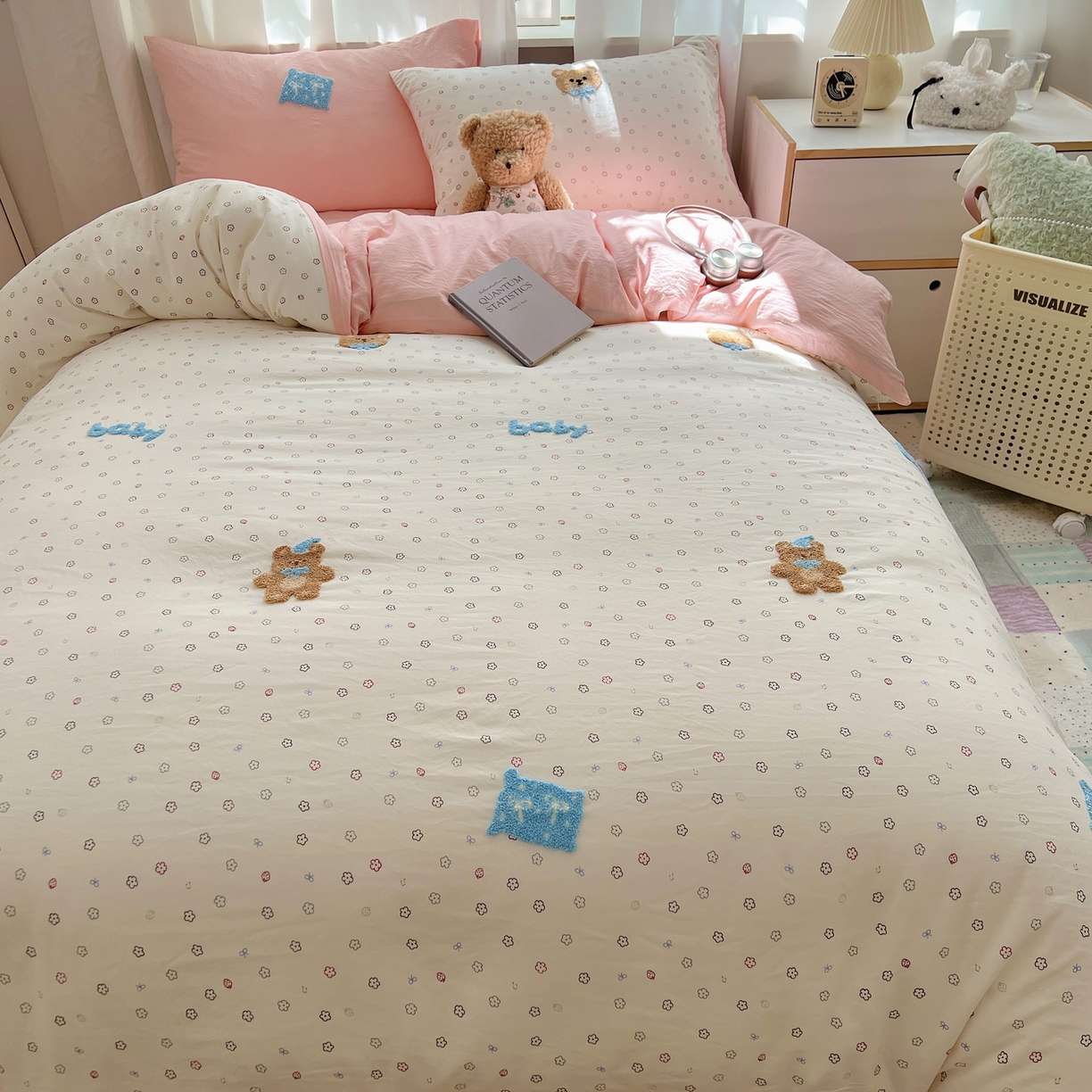 91家纺网 家纺一手货源 找家纺 顾里家纺 2025新款ins可爱毛巾绣云朵棉套件四件套 宝贝熊（粉）