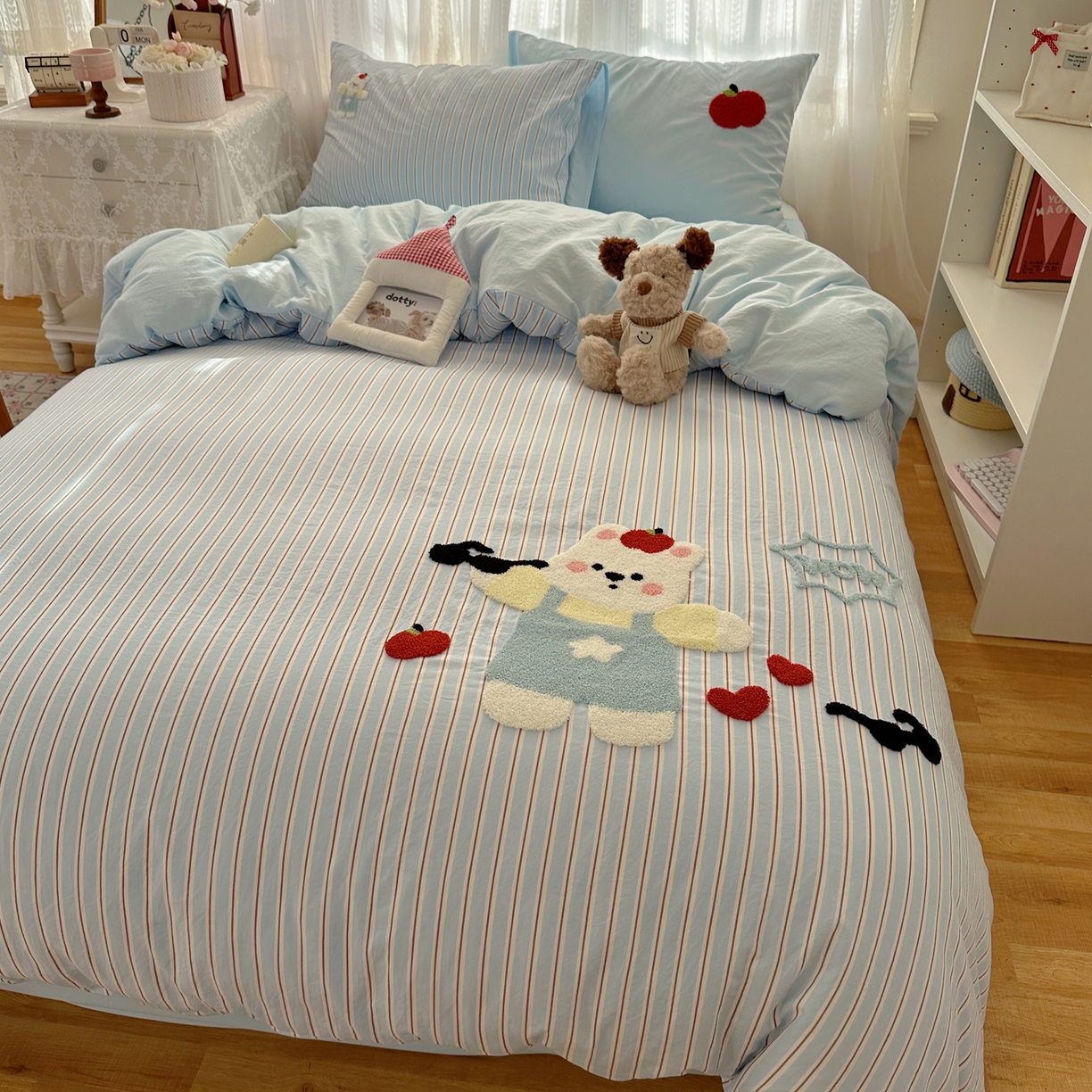 91家纺网 家纺一手货源 找家纺 顾里家纺 2025新款ins可爱毛巾绣云朵棉套件四件套 耍酷白熊