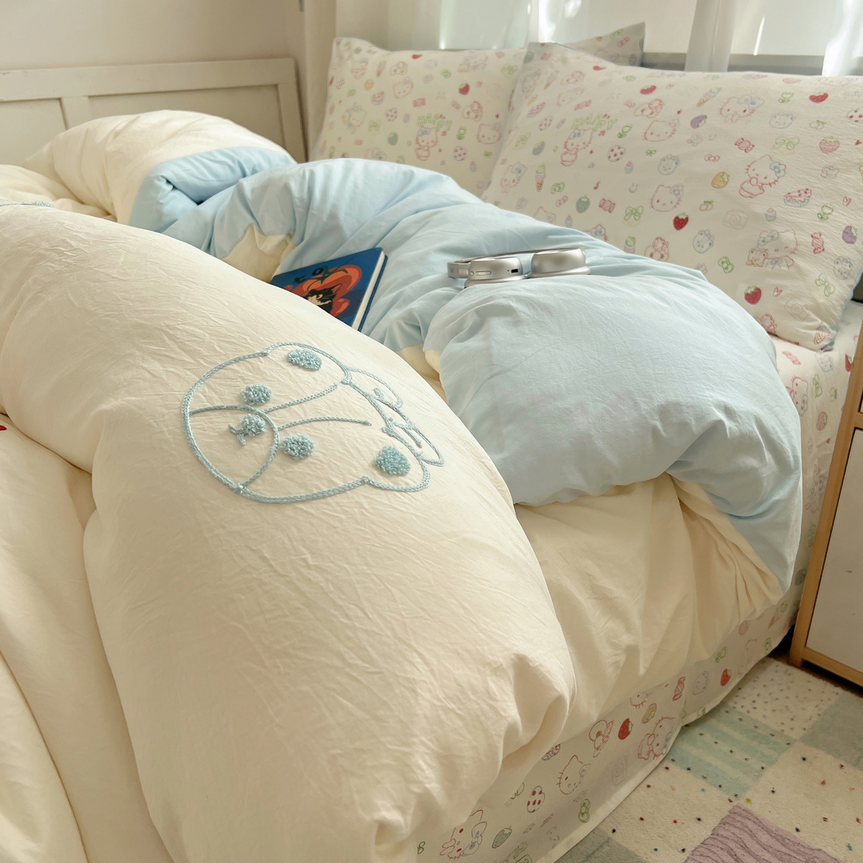 91家纺网 家纺一手货源 找家纺 顾里家纺 2025新款ins可爱毛巾绣云朵棉套件四件套 草莓猫咪