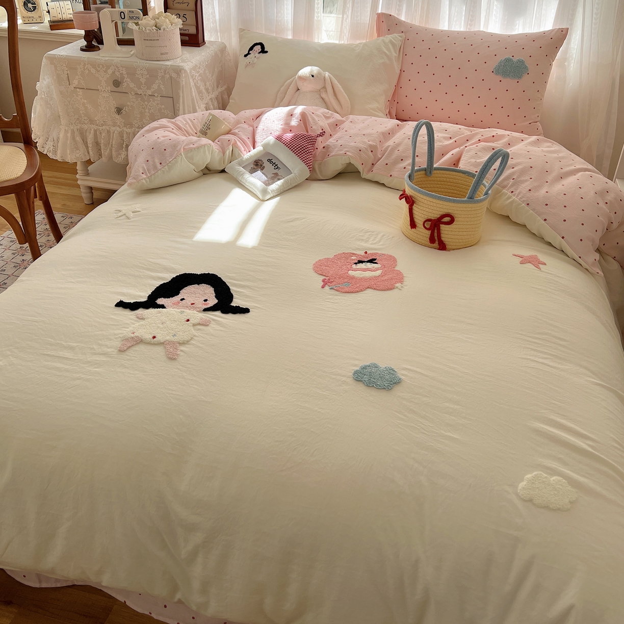 91家纺网 家纺一手货源 找家纺 顾里家纺 2025新款ins可爱毛巾绣云朵棉套件四件套 泡芙女孩