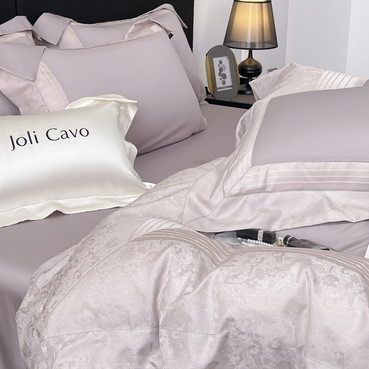 91家纺网 家纺一手货源 找家纺 2025新款秋冬A类贡缎提花长绒棉四件套全棉纯棉轻奢风重工拼接被套纯色床单床笠 莫黛-花容紫