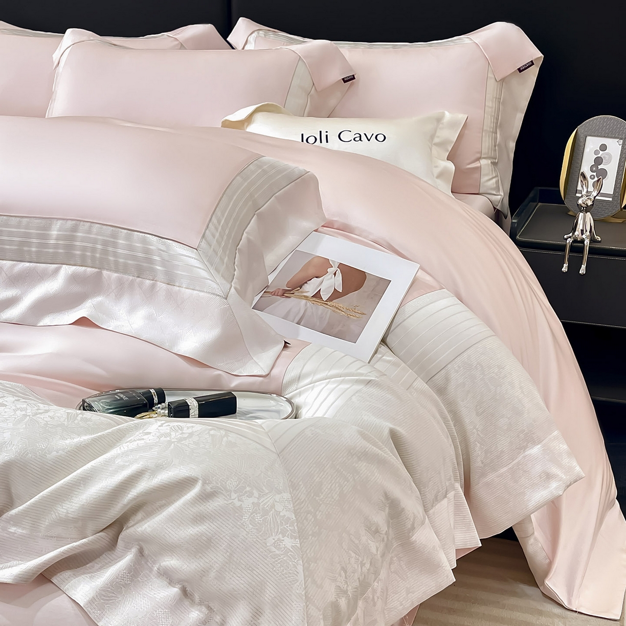 91家纺网 家纺一手货源 找家纺 2025新款秋冬A类贡缎提花长绒棉四件套全棉纯棉轻奢风重工拼接被套纯色床单床笠 莫黛-觅静粉