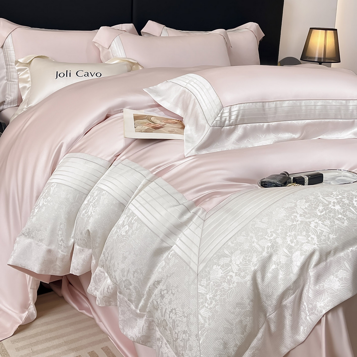 91家纺网 家纺一手货源 找家纺 2025新款秋冬A类贡缎提花长绒棉四件套全棉纯棉轻奢风重工拼接被套纯色床单床笠 莫黛-觅静粉