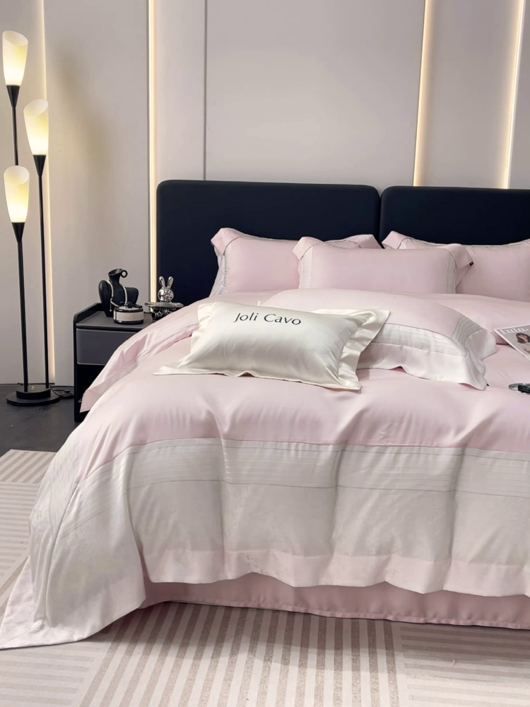 91家纺网 家纺一手货源 找家纺 2025新款秋冬A类贡缎提花长绒棉四件套全棉纯棉轻奢风重工拼接被套纯色床单床笠 莫黛-觅静粉