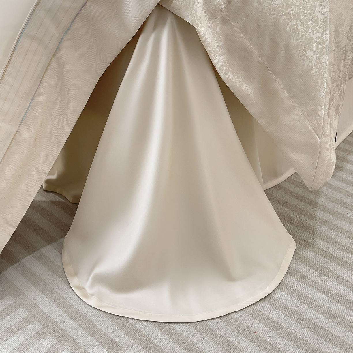 91家纺网 家纺一手货源 找家纺 2025新款秋冬A类贡缎提花长绒棉四件套全棉纯棉轻奢风重工拼接被套纯色床单床笠 莫黛-疏影金