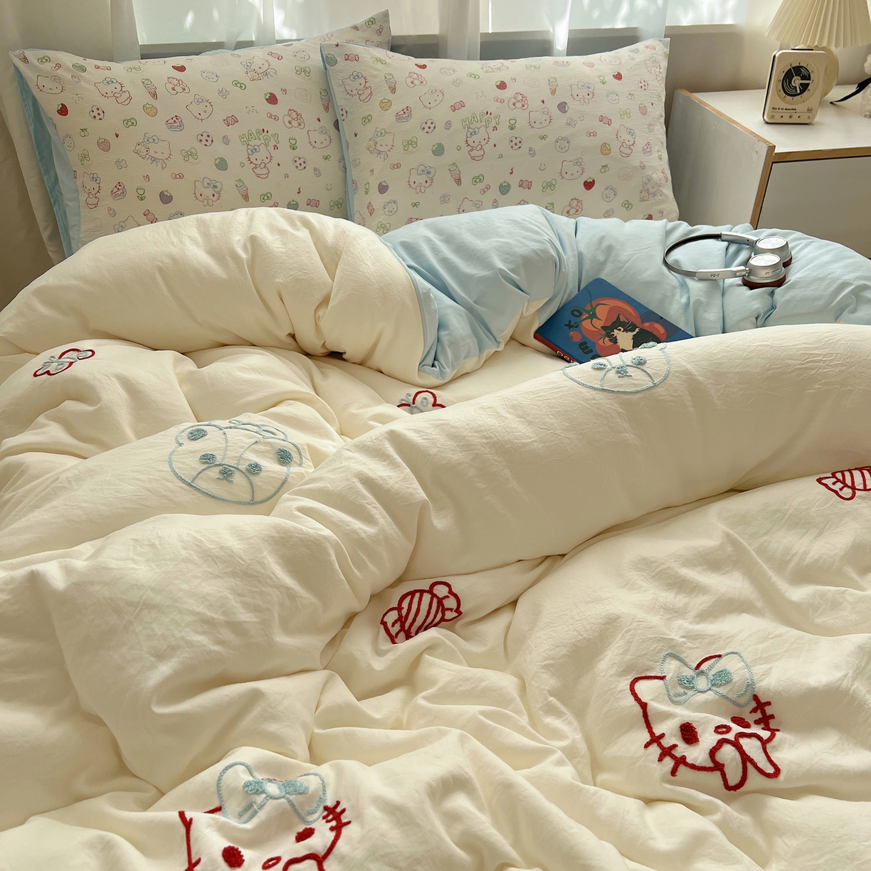 91家纺网 家纺一手货源 找家纺 顾里家纺 2025新款ins可爱毛巾绣云朵棉套件四件套 草莓猫咪