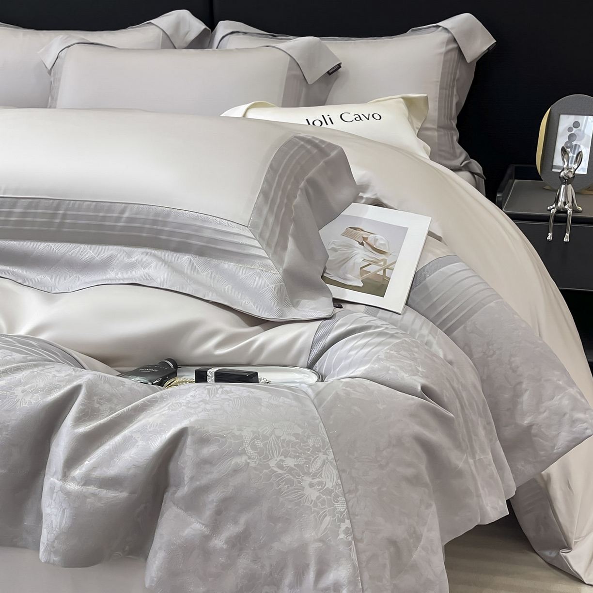 91家纺网 家纺一手货源 找家纺 2025新款秋冬A类贡缎提花长绒棉四件套全棉纯棉轻奢风重工拼接被套纯色床单床笠 莫黛-月桂灰