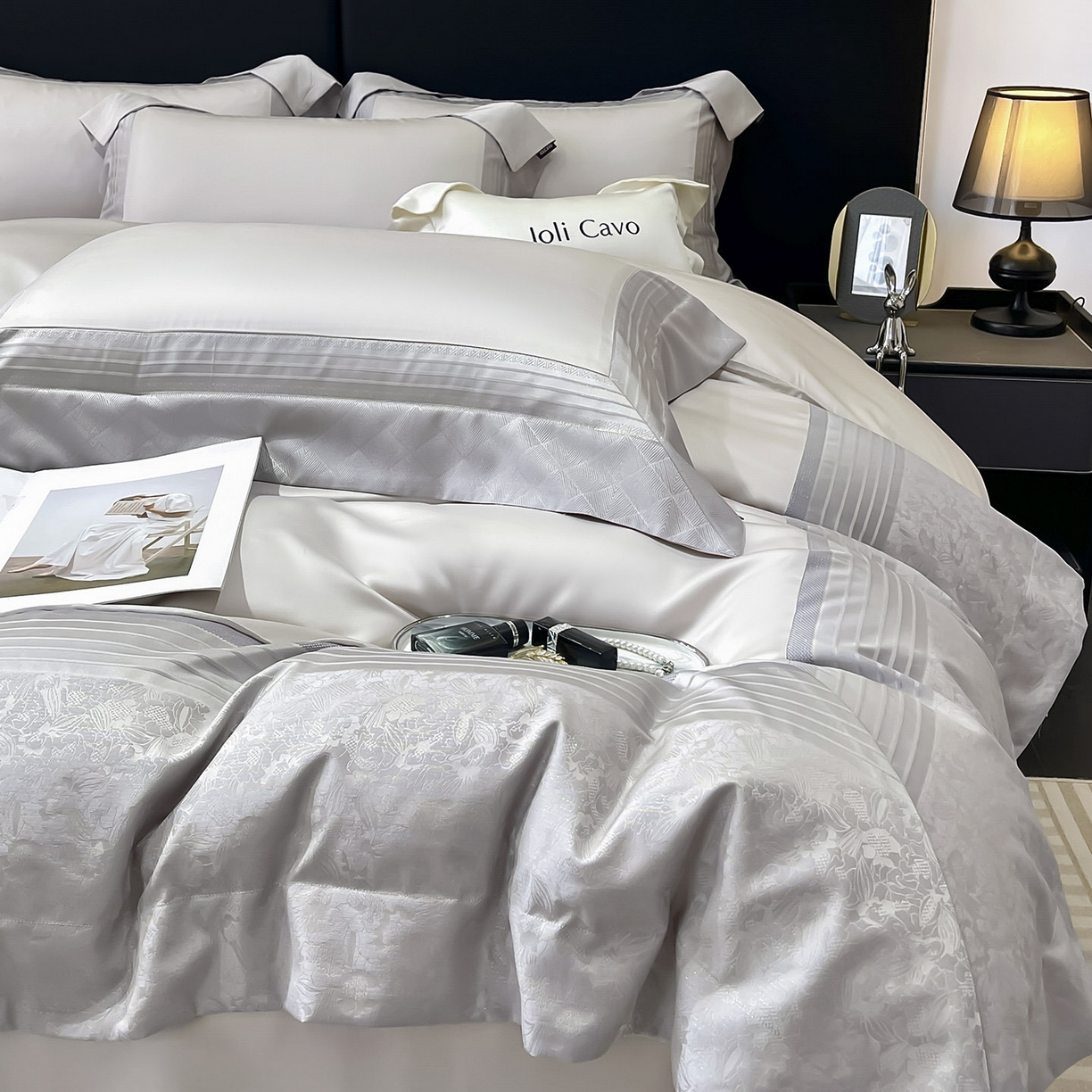 91家纺网 家纺一手货源 找家纺 2025新款秋冬A类贡缎提花长绒棉四件套全棉纯棉轻奢风重工拼接被套纯色床单床笠 莫黛-月桂灰