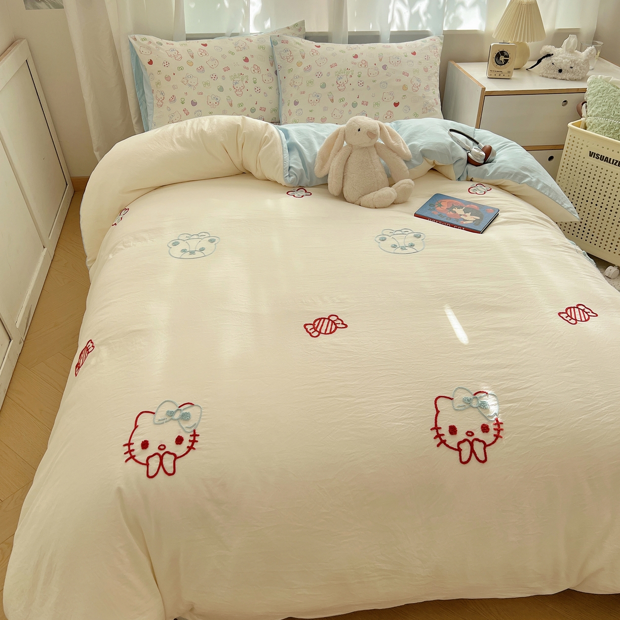 91家纺网 家纺一手货源 找家纺 顾里家纺 2025新款ins可爱毛巾绣云朵棉套件四件套 草莓猫咪