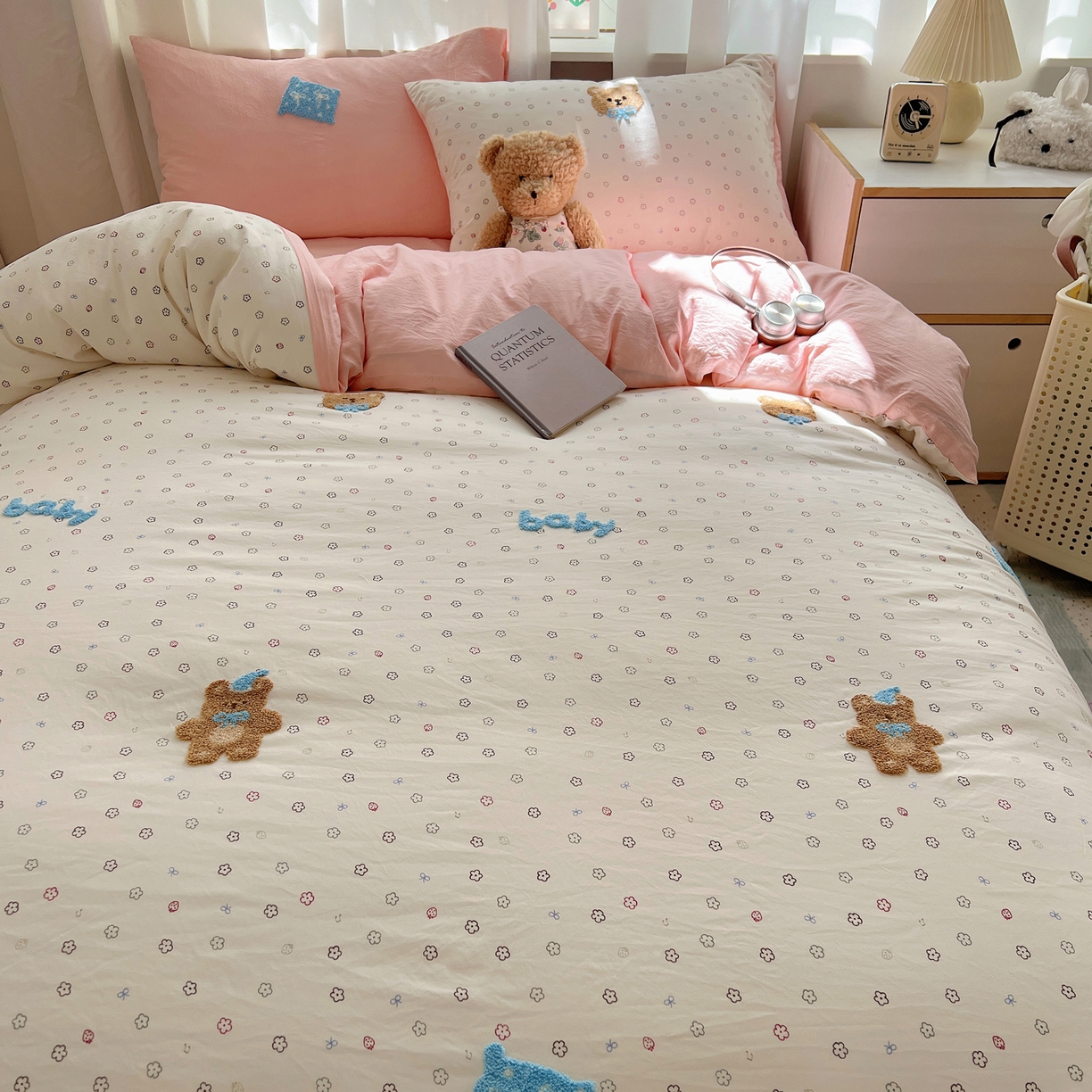 91家纺网 家纺一手货源 找家纺 顾里家纺 2025新款ins可爱毛巾绣云朵棉套件四件套 宝贝熊（粉）