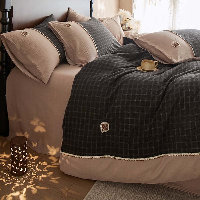 91家纺网 家纺一手货源 找家纺 安莱生活 2025新款全棉纯棉色织磨毛提花格四件套 琉光忆