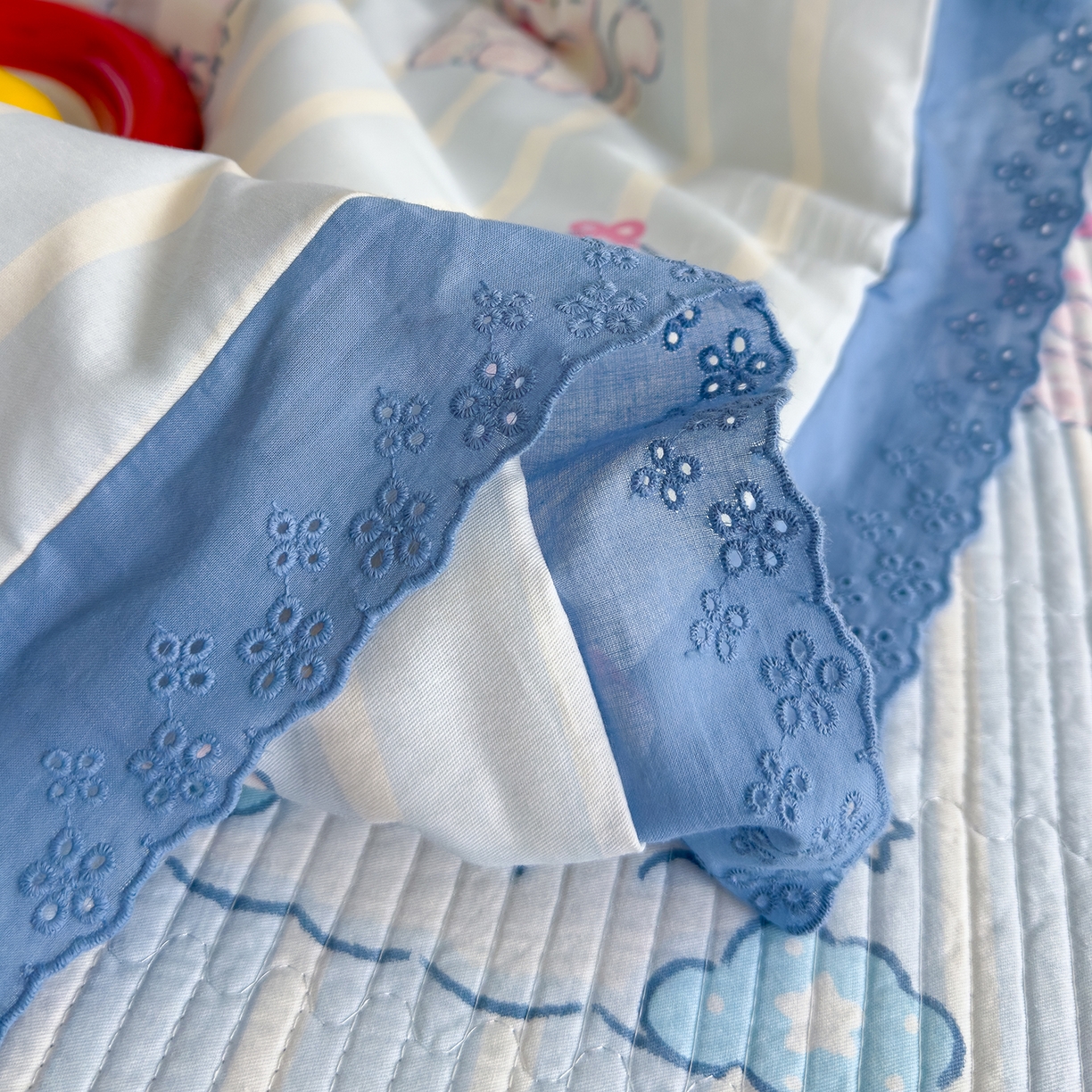 91家纺网 家纺一手货源 找家纺 （总）赫梵茜 2025新款手工缝制踩棉纯棉韩系花边慵懒又高级双面纯棉印花春秋被被子被芯