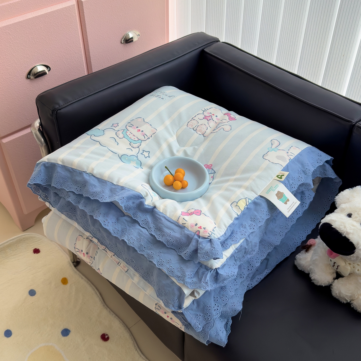 91家纺网 家纺一手货源 找家纺 （总）赫梵茜 2025新款手工缝制踩棉纯棉韩系花边慵懒又高级双面纯棉印花春秋被被子被芯