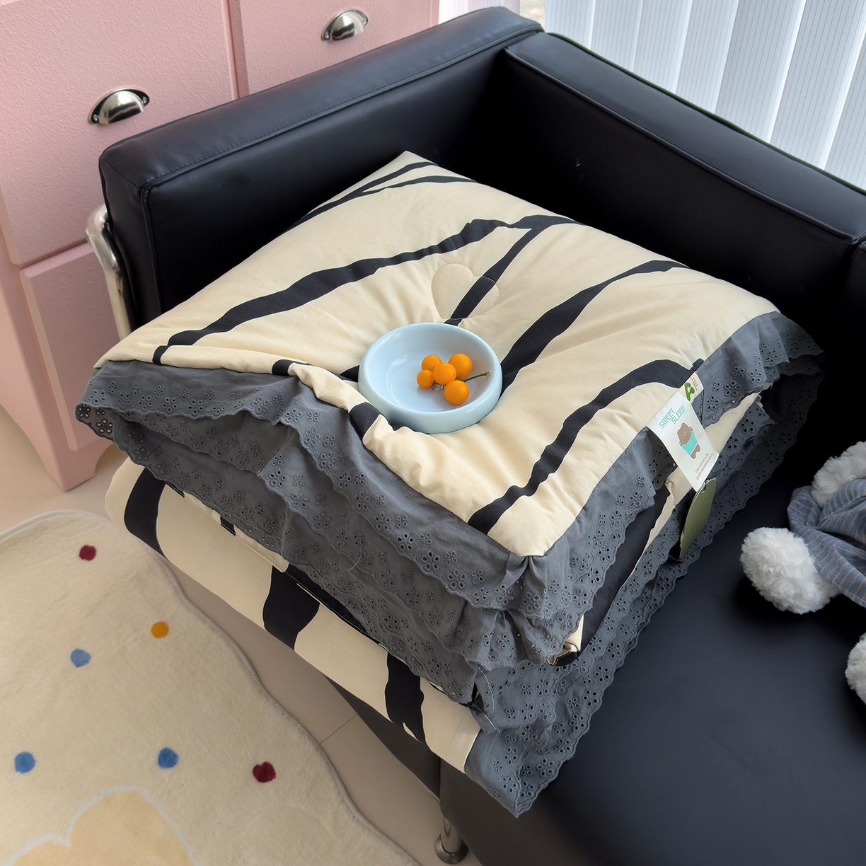 91家纺网 家纺一手货源 找家纺 （总）赫梵茜 2025新款手工缝制踩棉纯棉韩系花边慵懒又高级双面纯棉印花春秋被被子被芯