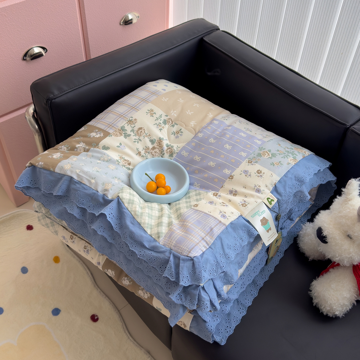 91家纺网 家纺一手货源 找家纺 （总）赫梵茜 2025新款手工缝制踩棉纯棉韩系花边慵懒又高级双面纯棉印花春秋被被子被芯